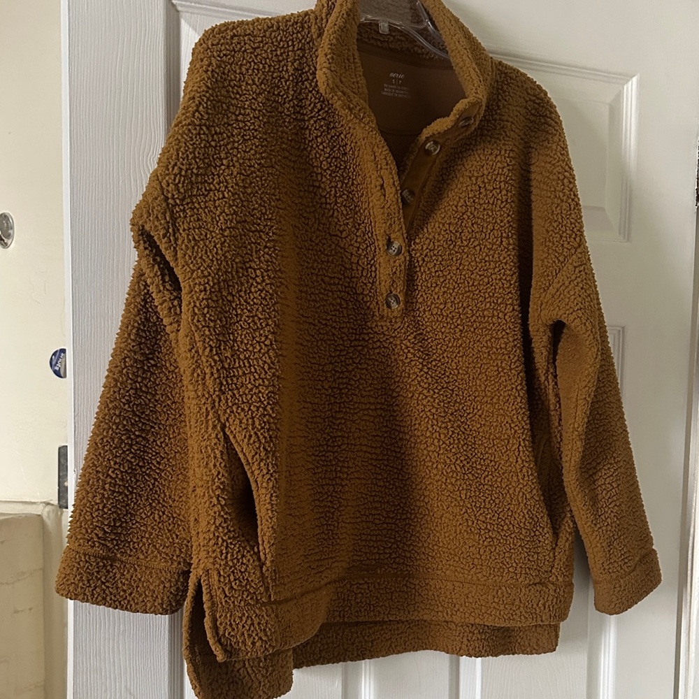 Aerie Women’s oversized teddy bear pull over with pockets, size small